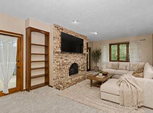 1679 NW 99th St, Clive, IA 50325
