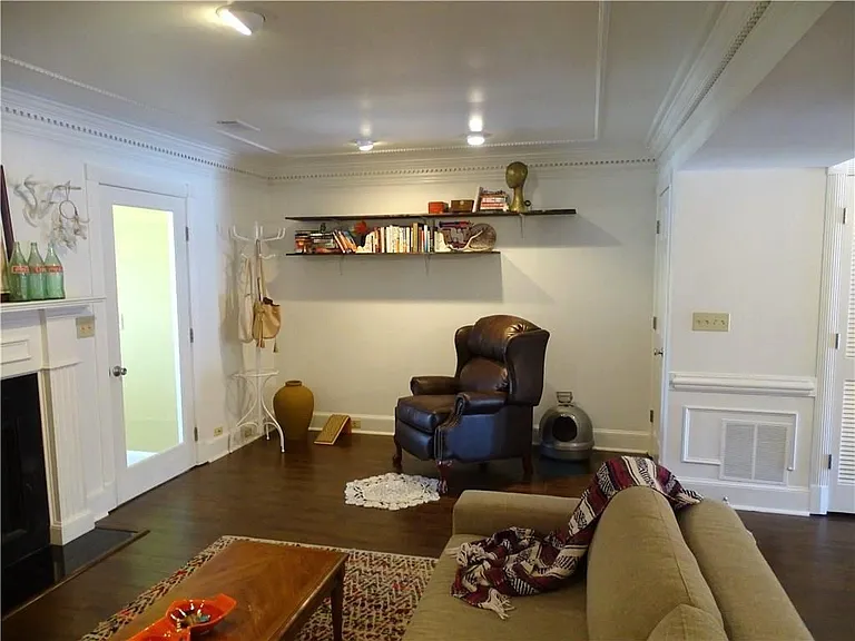 410 Forestgate Ct — Photo 12