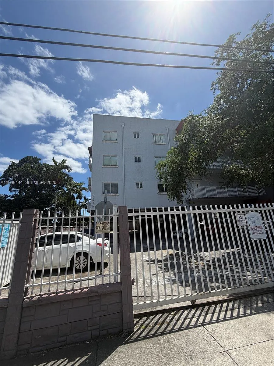 Building Photo - 2536 NW 24th St #3F