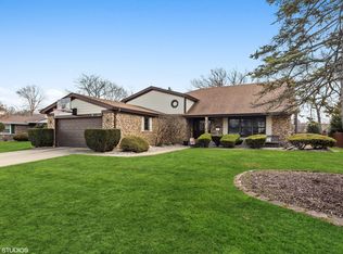 1615 E Peachtree Dr, Arlington Heights, IL 60004