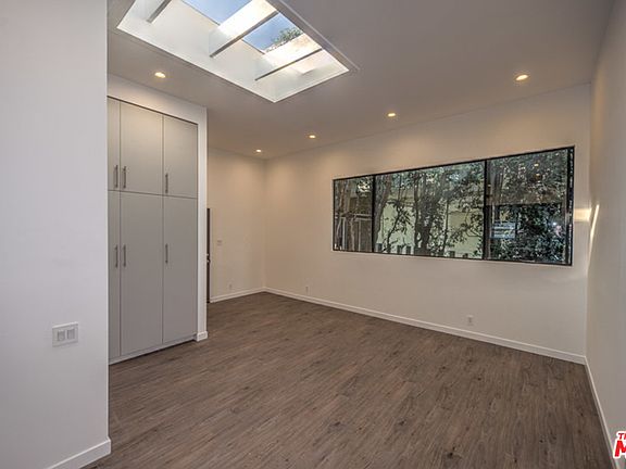 3rd image of 1007 N San Vicente Blvd
