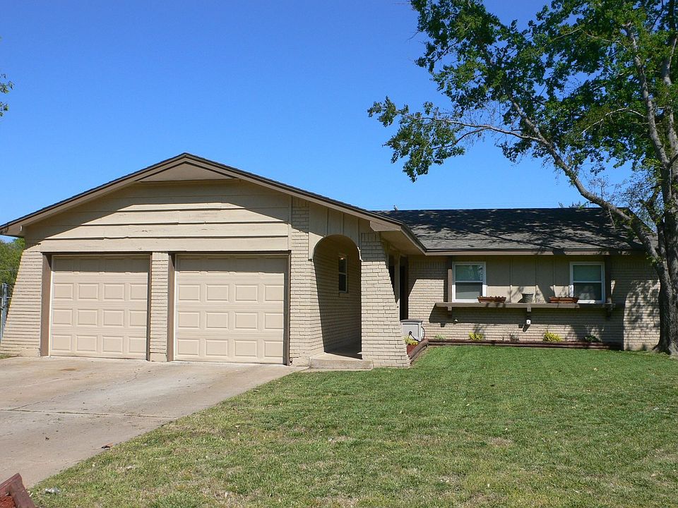 Cute home on corner lot!