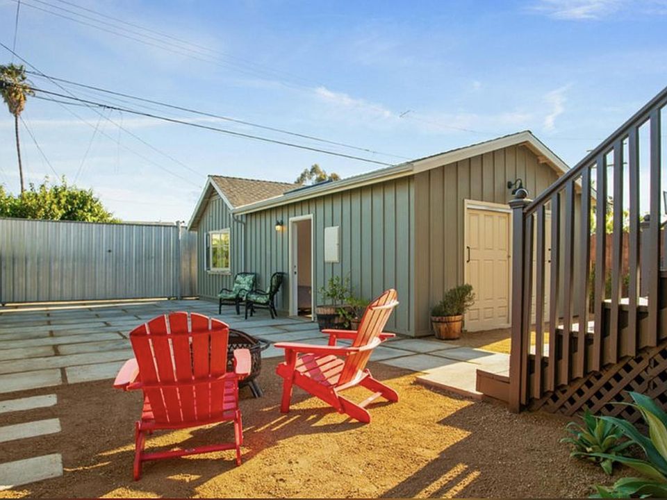 1bd/1ba Gated parking shown on left
