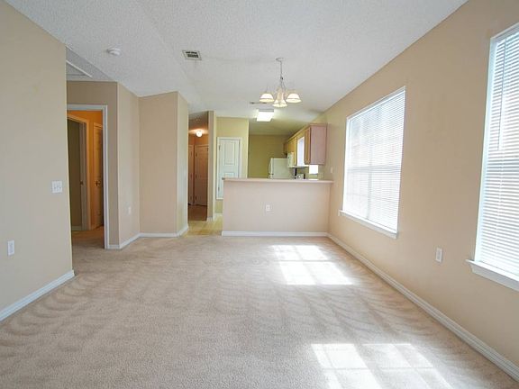 4th image of 8061 Stonebrook Dr
