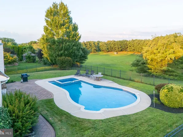 20 Chambord Ln, Voorhees, NJ 08043