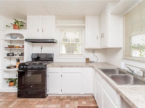 3rd image of 936 L Ave