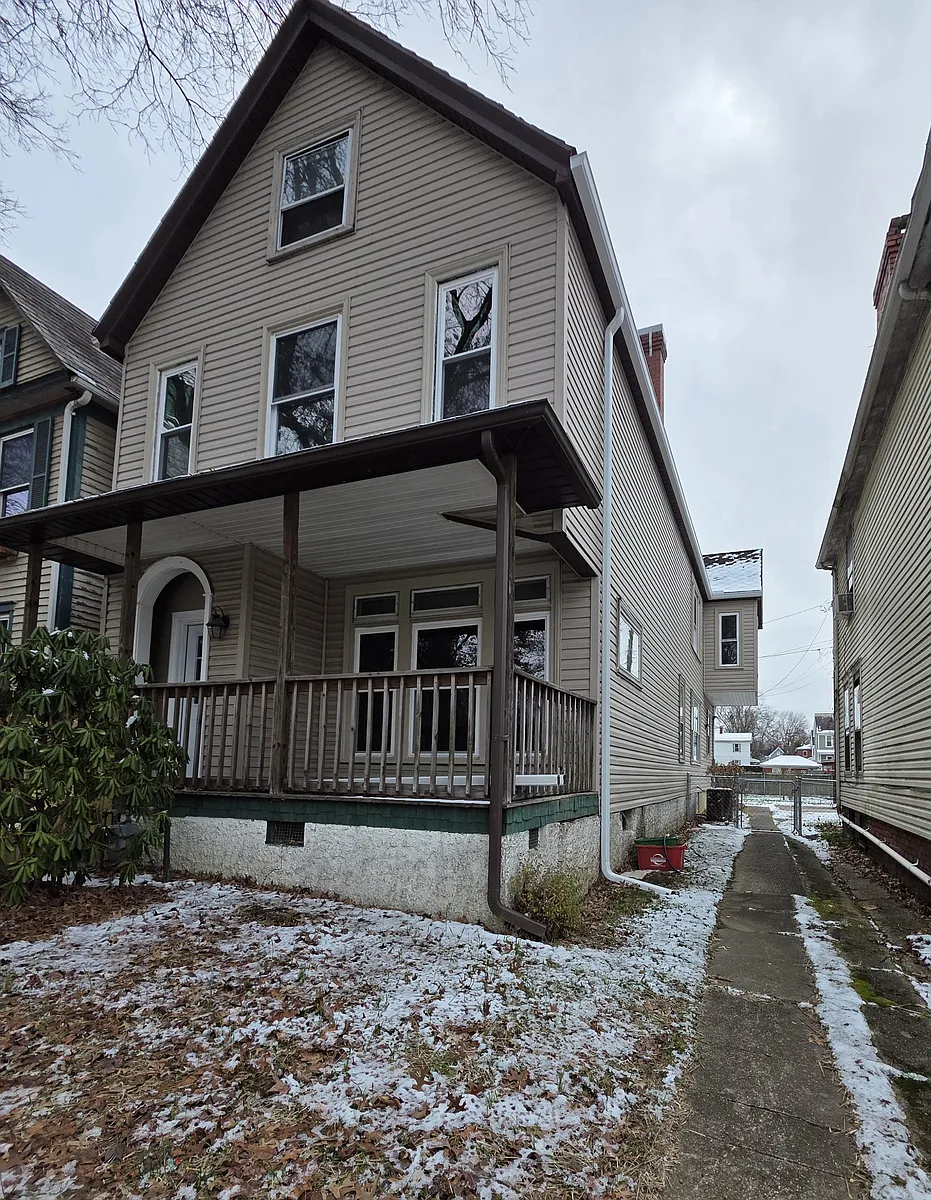View down the side of the house into the back yard. - 202 Sacra Via St