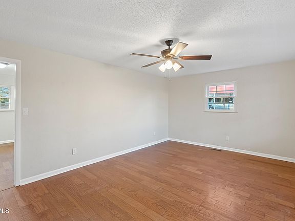 4th image of 290 Polly Anna Dr