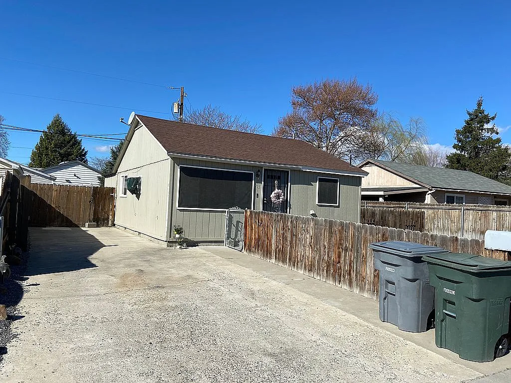 913 Winslow Ave photo 1