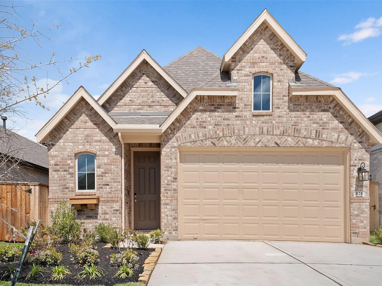 4 bed, 2.5 bath, 1939 sqft, $2,600 — Photo 1