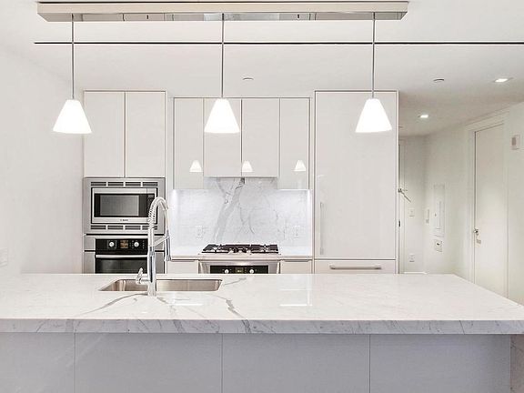 5th image of 5 Franklin Pl APT 7C