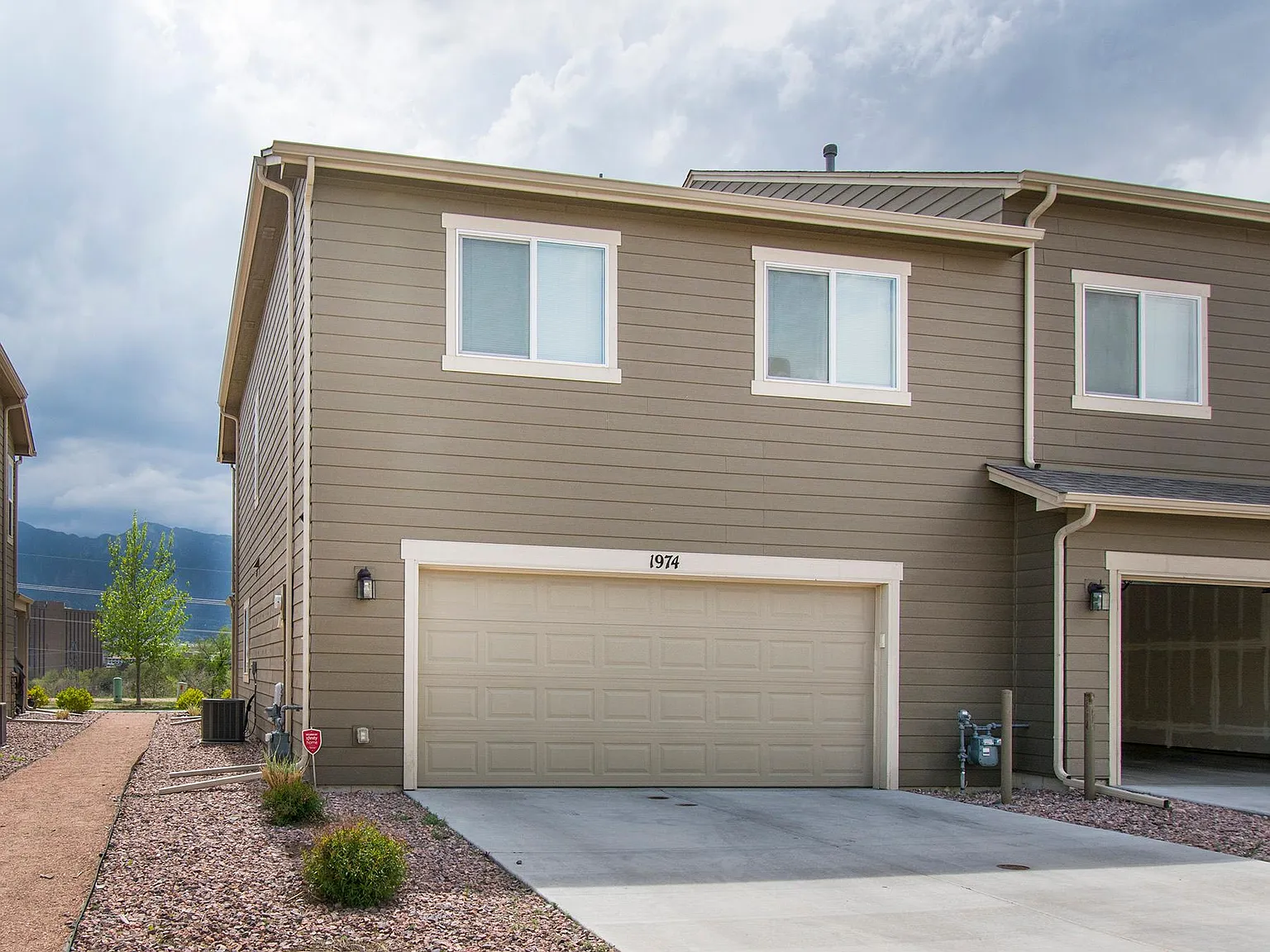 3 bed, 2.5 bath, 1966 sqft, $2,350 — Photo 3