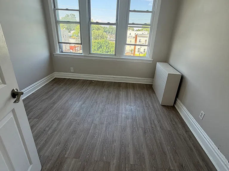 241 Duncan Ave #5C — Photo 4
