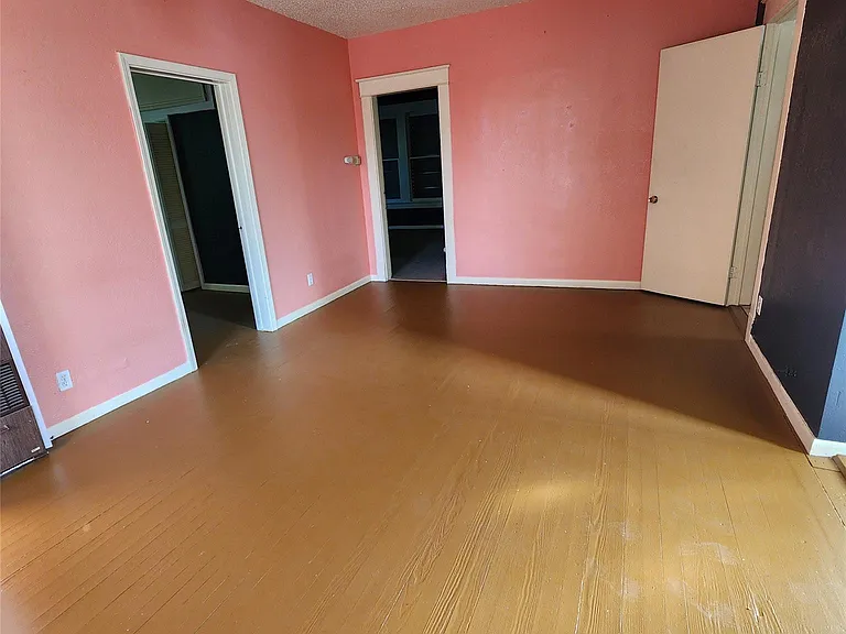 4401 Avenue Q 1/2 #2 — Photo 2