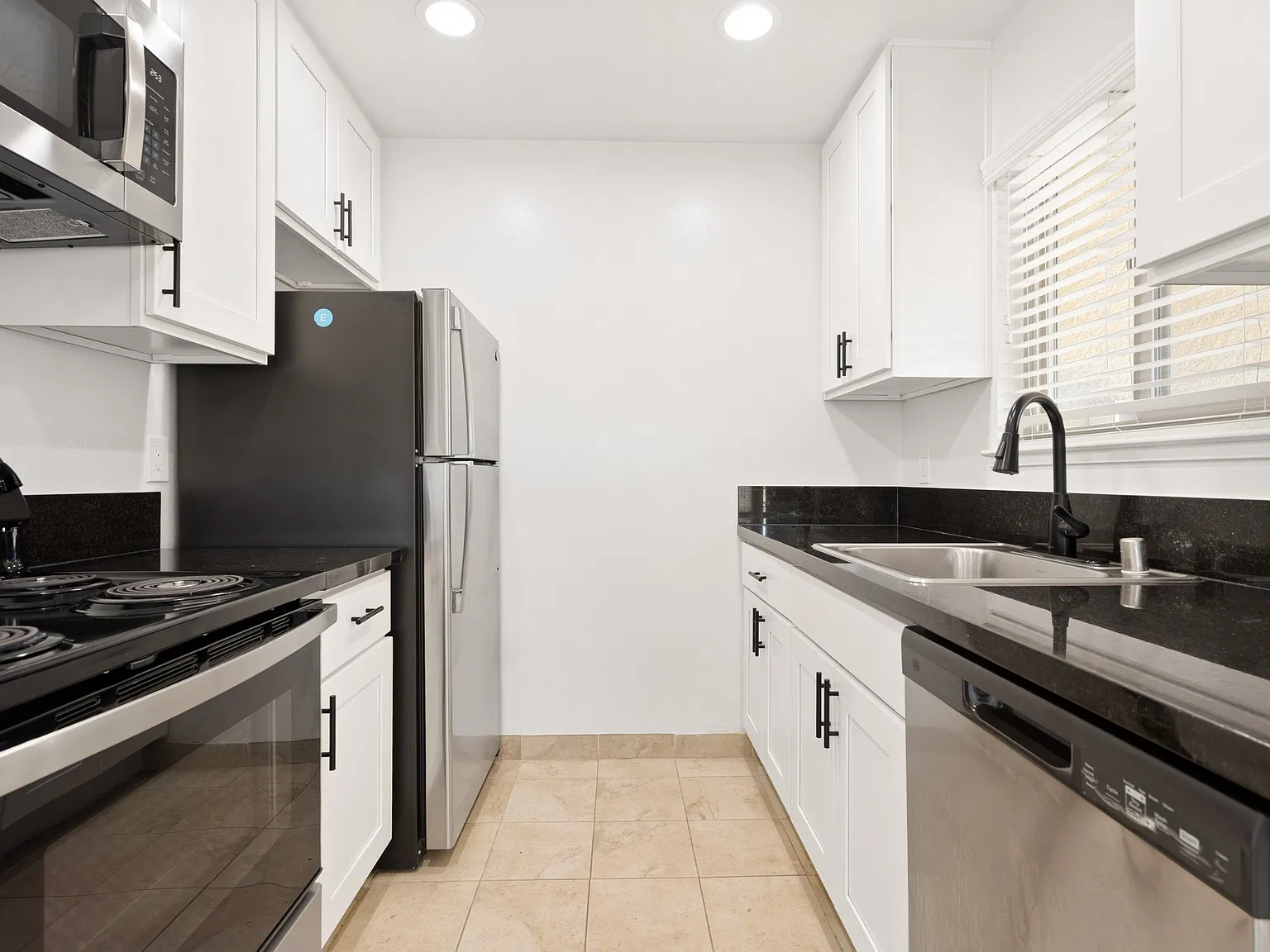 2 bed, 1.5 bath, 816 sqft, $3,990 — Photo 3