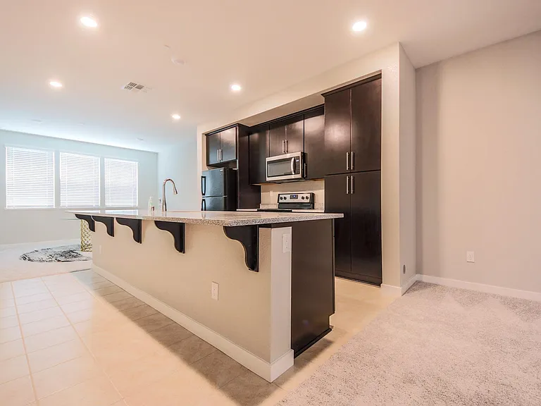 1579 Pratt Pl — Photo 10