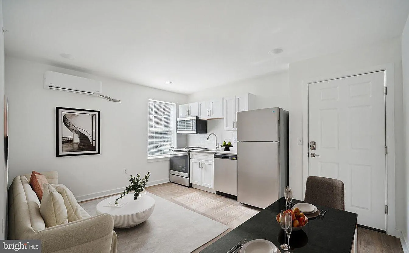 2 bed, 2.0 bath, 14400 sqft, $2,050 — Photo 2