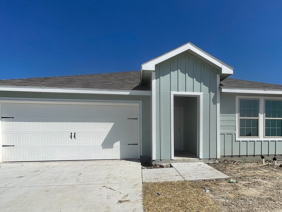 1st image of 141 Boxwood Dr