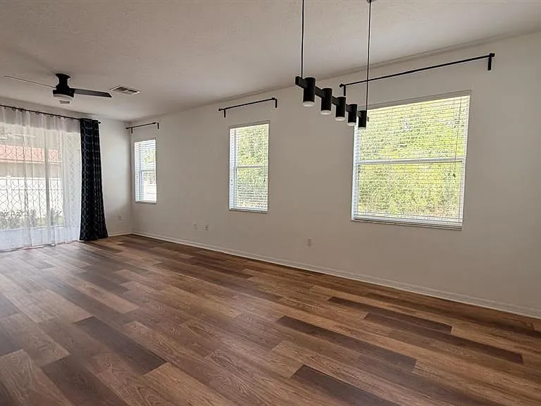3048 Chessington Dr — Photo 32