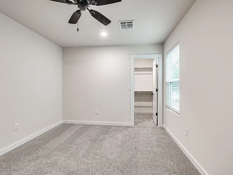 610 W 2nd St #100 — Photo 33