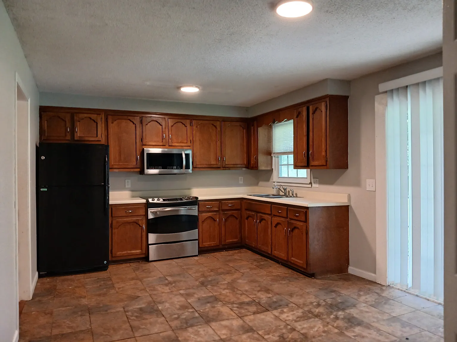 4 bed, 2.5 bath, 1396 sqft, $1,600 — Photo 3
