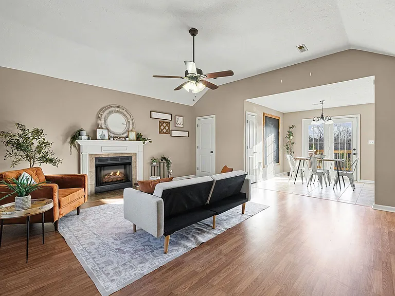 1304 Freedom Dr — Photo 3