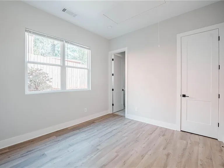 606 Glenwood Pl SE #A — Photo 9