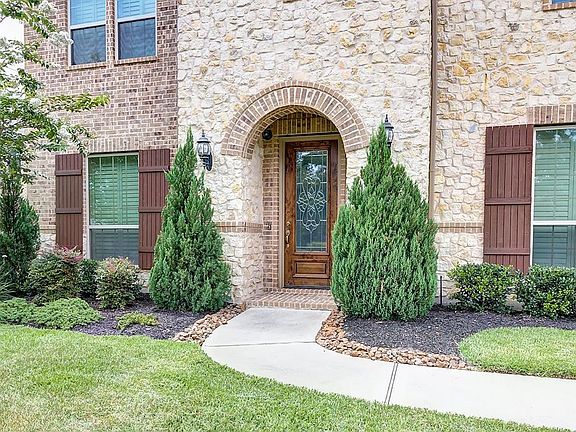 3rd image of 142 S Waterhaven Cir