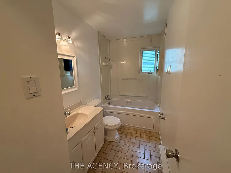 323 Waratah Ave — Photo 18