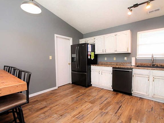 5th image of 412 Blakely Dr