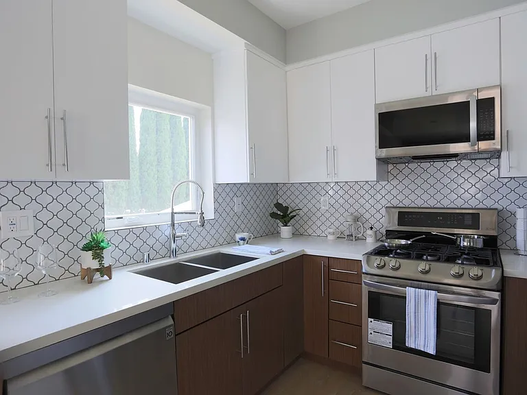 1242 N Beachwood Dr — Photo 6