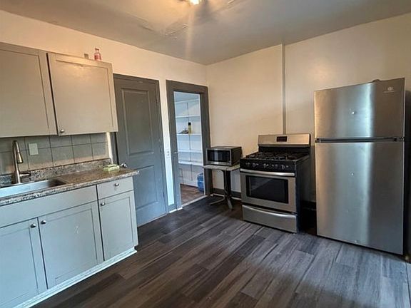 4th image of 37 Delano St #1/2