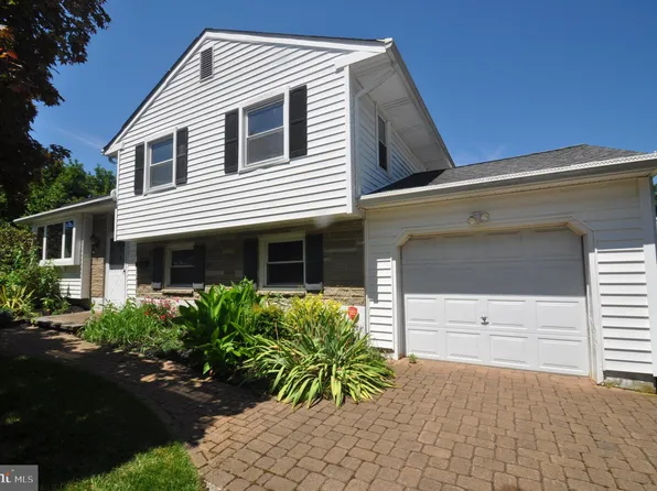 13 Brookrun Rd, Mount Holly, NJ 08060