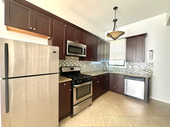 687 Bergen Avenue image 4 of 13