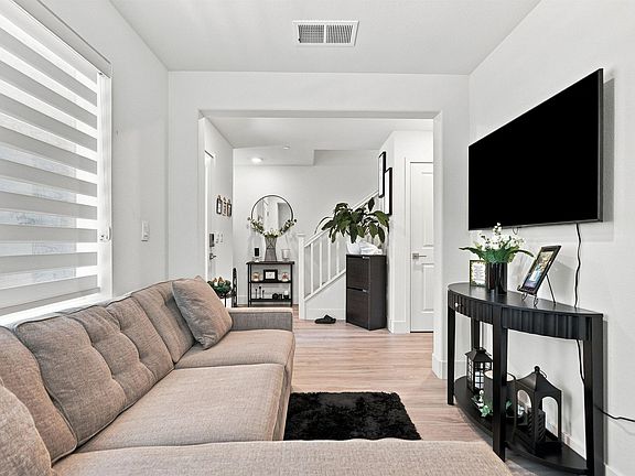 5th image of 895 Manor Blvd