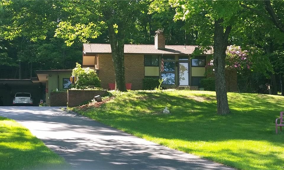 1st image of 24 Eisenhower Dr
