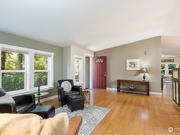 4th image of 8459 Paklee Place NE