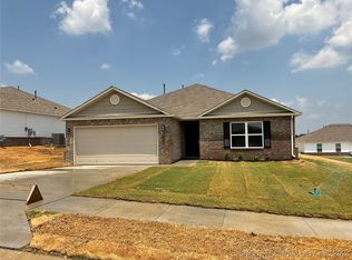 1108 W Cheyenne Ln, Claremore, OK 74019