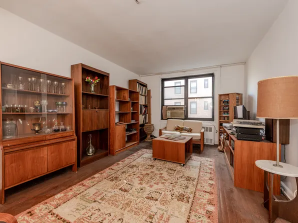 139-15 83rd Avenue image 2 of 10