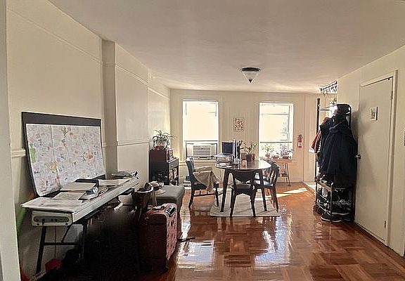 3rd image of 370 De Graw St #3