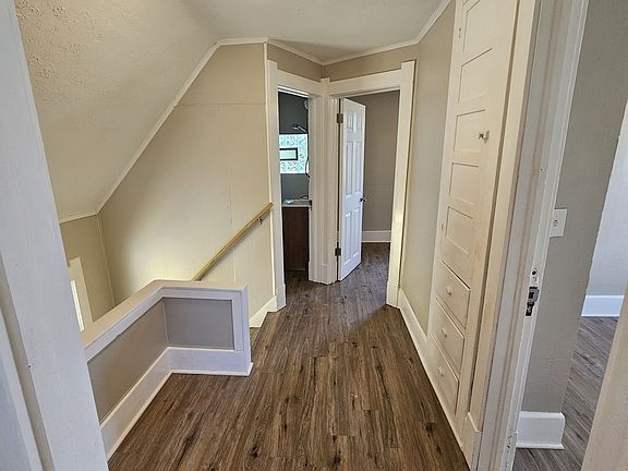 3rd image of 1110 Montrose Ave