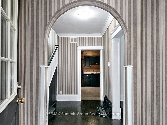 4th image of 151 Main St E