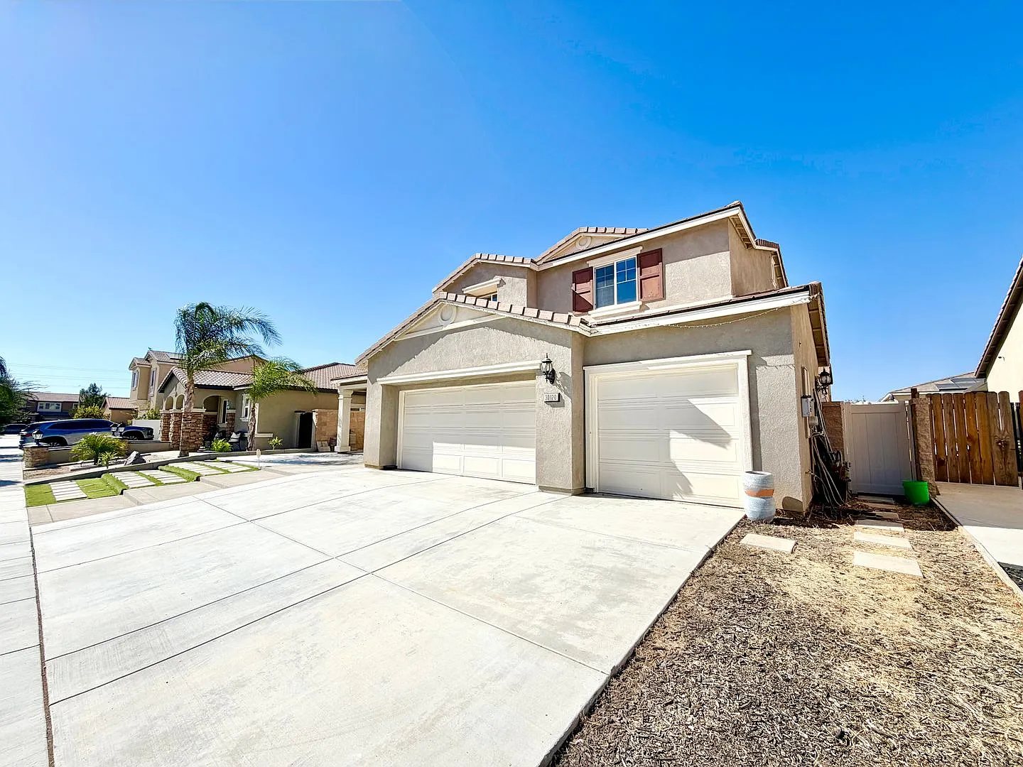 Spacious 5 Bedroom 3 Bathroom Home with Loft, 3-Car Garage & SOLAR — Photo 2