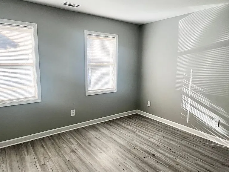 Two bedroom, one bath apartment in Burlington — Photo 16