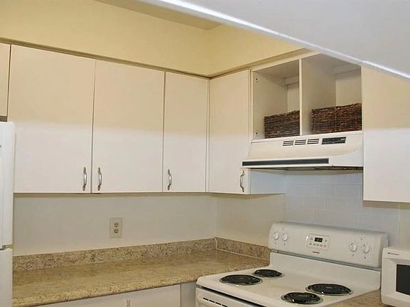 5th image of 2735 SW 35th Pl APT 1607