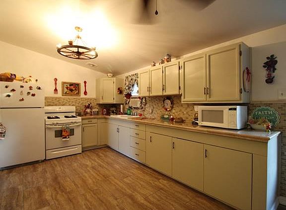 3rd image of 165 Anne Dr