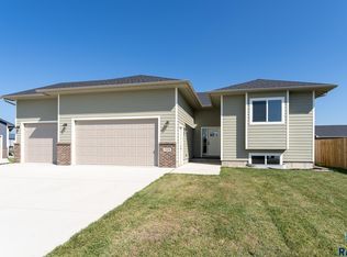 114 Atlantic Cir, Harrisburg, SD 57032