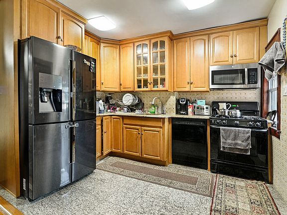 3rd image of 2331 24th St