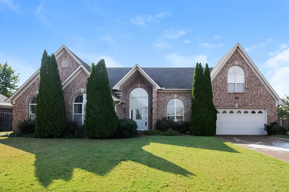 3 bed, 2.0 bath, 2397 sqft, $2,385 — Photo 1