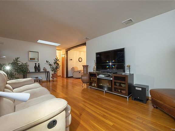 5th image of 29 Hoke Dr
